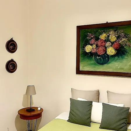 Vacanze Napoli Centrale Spacious 130 Sqm 2 Bedrooms 1 Full Bathroom 1 Small Service Bathroom Huge Living Room-2